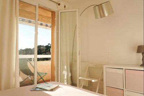 Voodi või voodid majutusasutuse Bright apartment in residence with terrace toas