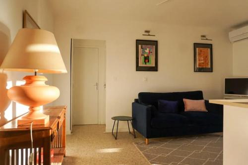 un salon avec un canapé et une lampe dans l'établissement Bright apartment in residence with terrace, à Bormes-les-Mimosas