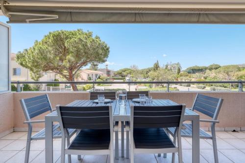 une table et des chaises sur un balcon avec vue dans l'établissement T2 in Lavandou - Residence with Swimming Pool, au Lavandou