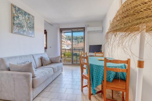 TV a/nebo společenská místnost v ubytování Lavandou - T2 in the city center - 200 m from the sea