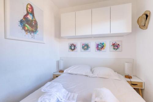 - une chambre avec un lit blanc et des armoires blanches dans l'établissement Lavandou - T2 in the city center - 200 m from the sea, au Lavandou