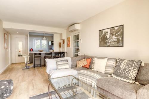 Recent T3 in residence with swimming pool in La Favière