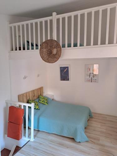une chambre avec un lit et un escalier dans l'établissement Jetez l'ancre dans notre maison de pêcheur !, à Collioure