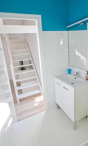 La salle de bains blanche est pourvue d'un escalier et d'un lavabo. dans l'établissement Jetez l'ancre dans notre maison de pêcheur !, à Collioure