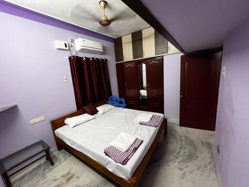 a bedroom with a bed and a ceiling at Annai - Home stay 2BHK in Kāraikkudi