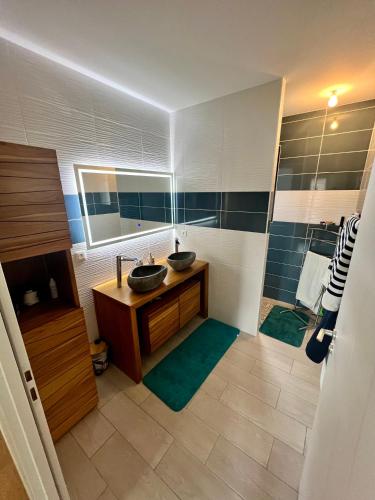 une salle de bain avec deux lavabos et un miroir dans l'établissement Villa Coco 3 chambres, à Parentis-en-Born