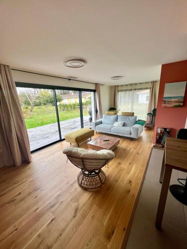 un salon avec un canapé et une table dans l'établissement Villa Coco 3 chambres, à Parentis-en-Born