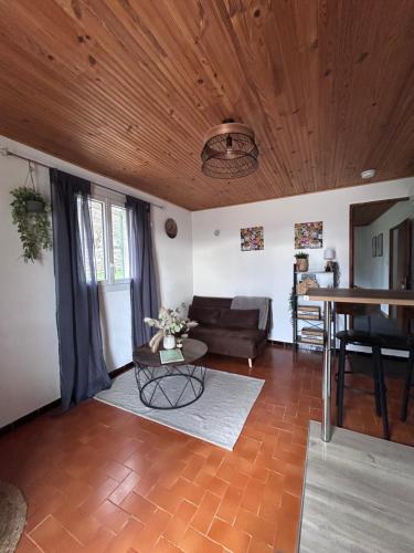 un salon avec un canapé et une table dans l'établissement La Guitoune, à Mane