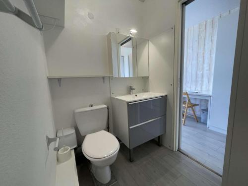 une salle de bain avec toilettes, lavabo et miroir dans l'établissement Appt Studio LA ROCHELLE - LR810-315, à La Rochelle