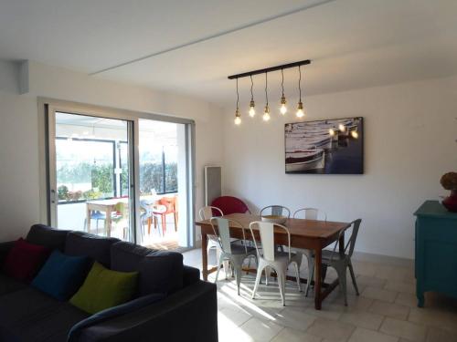 un salon avec une table et un canapé dans l'établissement REF 009 Maison 3 chambres avec jardin proche commerces et bourg d'Arzon, à Arzon