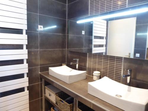 une salle de bain avec deux lavabos et un miroir dans l'établissement REF 009 Maison 3 chambres avec jardin proche commerces et bourg d'Arzon, à Arzon
