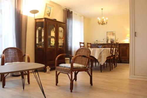 une salle à manger avec une table et des chaises dans l'établissement Appt 2 pièces LA ROCHELLE - LR180-055, à La Rochelle