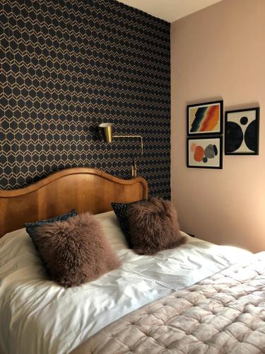 une chambre avec un lit avec deux oreillers dessus dans l'établissement La Residence, Beautiful Comfort, à Saint-Gervais-les-Bains