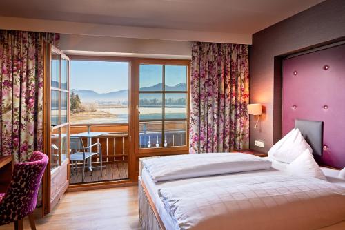 Postel nebo postele na pokoji v ubytování Hotel Sommer-Haus am See