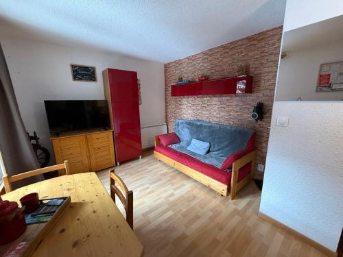 un petit salon avec une table et un canapé dans l'établissement Studio au cœur de la station de Risoul 1850, à Risoul