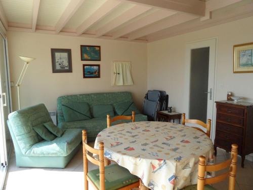 un salon avec un canapé et une table dans l'établissement REF 014 - T2 mezzanine pour quatre personnes Terrasses de Kerjouanno ARZON, à Arzon