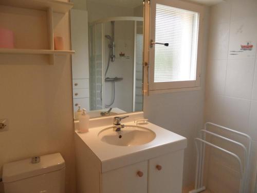 a bathroom with a sink and a toilet at REF 014 - T2 mezzanine pour quatre personnes Terrasses de Kerjouanno ARZON in Arzon