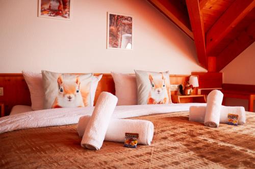 een slaapkamer met een bed met twee katten erop bij House of Happiness by apartmentglück in Schluchsee