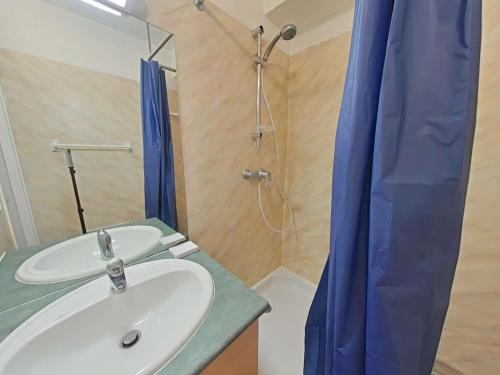 une salle de bain avec un lavabo et une douche dans l'établissement Appt Studio LA ROCHELLE - LR030-B22, à La Rochelle
