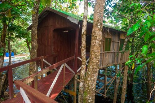 a tree house in the middle of the forest at Vista do Lago Jungle Lodge in Cajual