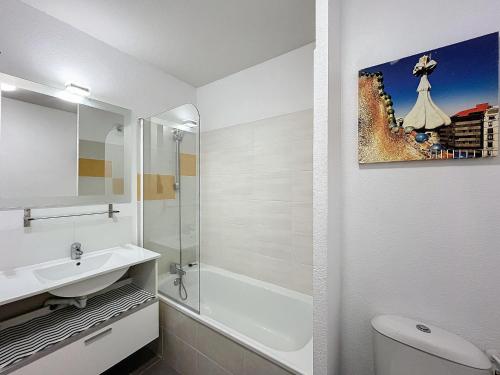 une salle de bain blanche avec un lavabo et une douche dans l'établissement 3314-T2 dans une résidence avec piscine, à Argelès-sur-Mer