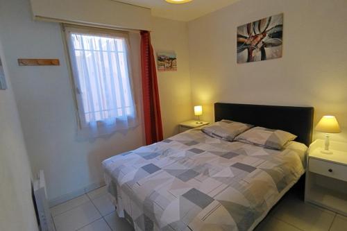 une chambre avec un lit et une fenêtre dans l'établissement T2 in Saint-Clair - Exceptional view! Rated 3, au Lavandou