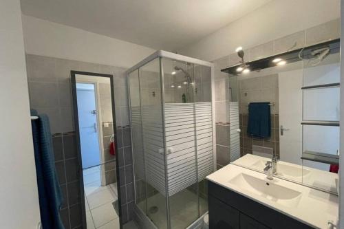 une salle de bain avec une douche en verre et un lavabo dans l'établissement T2 in Saint-Clair - Exceptional view! Rated 3, au Lavandou