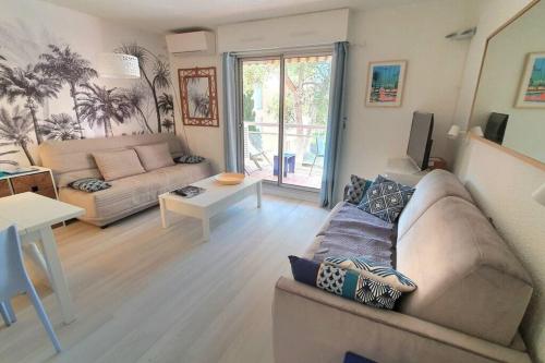 un salon avec un canapé et une table dans l'établissement Studio 