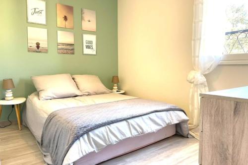 une petite chambre avec un lit et une fenêtre dans l'établissement Magnificent T3 - Saint-Clair - 500m from the beach, au Lavandou