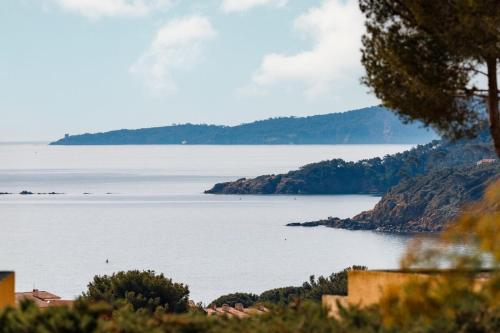 une vue sur une grande étendue d'eau dans l'établissement Recent T3 in residence with swimming pool in La Favière, à Bormes-les-Mimosas