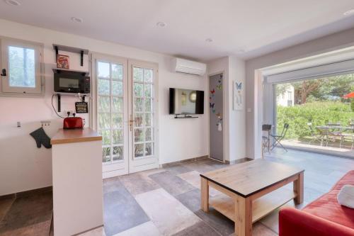 un salon avec un canapé et une table dans l'établissement Magnificent NEWLY renovated close to beach & swimming pool, au Lavandou