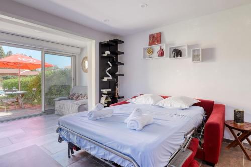 une chambre avec un lit avec des serviettes dessus dans l'établissement Magnificent NEWLY renovated close to beach & swimming pool, au Lavandou