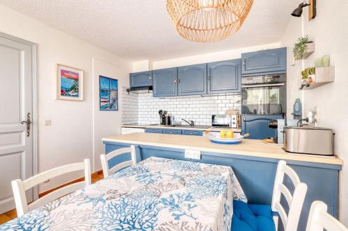 Kuchyň nebo kuchyňský kout v ubytování Exceptional view in Saint-Clair for 4 people