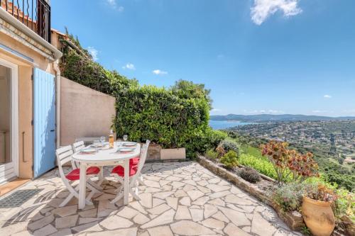 - une table et des chaises sur une terrasse en pierre avec vue dans l'établissement Exceptional view in Saint-Clair for 4 people, au Lavandou