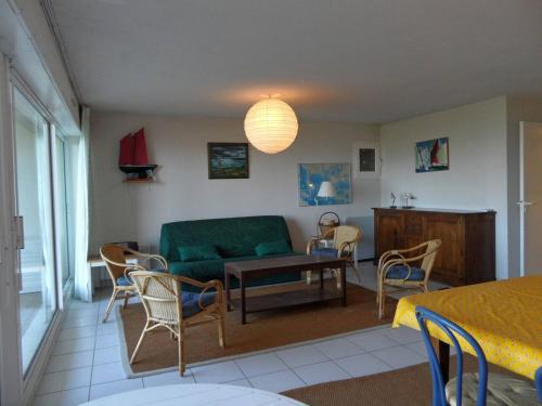 un salon avec un canapé, une table et des chaises dans l'établissement REF 024 Appartement deux chambres vue mer parc du Fogeo Arzon, à Arzon
