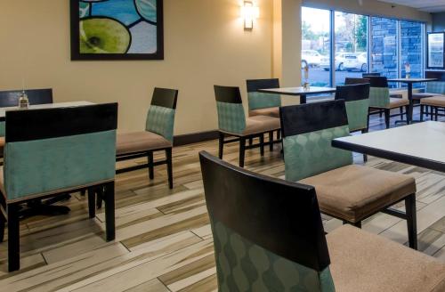 una sala da pranzo con tavoli, sedie e finestre di Holiday Inn Express & Suites Colorado Springs Central by IHG a Colorado Springs