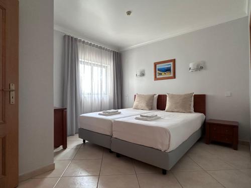 Ένα ή περισσότερα κρεβάτια σε δωμάτιο στο Oceanview Bliss in Albufeira Retreat Over Oldtown