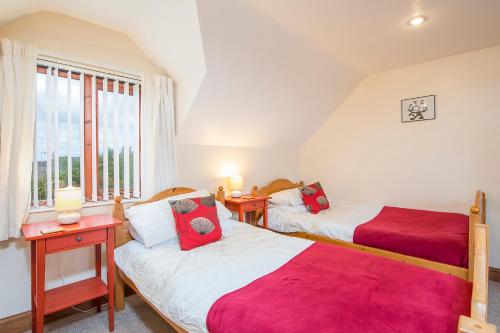 ein Schlafzimmer mit zwei Betten und einem Fenster in der Unterkunft Ty Llwyd in Haverfordwest