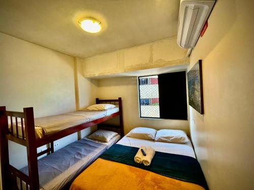 een kleine kamer met 2 stapelbedden bij BEIRA MAR 2 Quartos com Ar e Cozinha Completa in Maceió