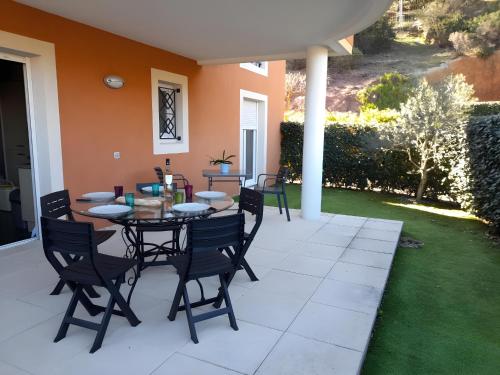 Bleu-Estérel, 50m de la plage, appartement 4 personnes