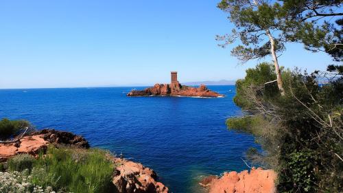 Bleu-Estérel, 50m de la plage, appartement 4 personnes