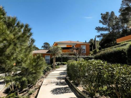 une maison avec des palmiers devant dans l'établissement Bleu-Estérel, 50m de la plage, appartement 4 personnes, à Saint-Raphaël