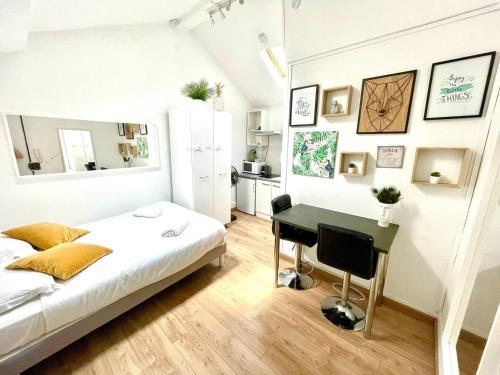 un dormitorio con una cama y un escritorio en BnGo I Le Douillet I Parc Tete d'Or, 2 personnes, Hypercentre Lyon, en Lyon
