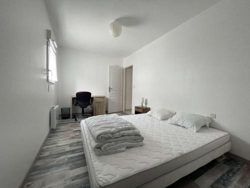 une chambre blanche avec un lit et une chaise dans l'établissement Appt 2 pièces LA ROCHELLE - LR150-216, à La Rochelle