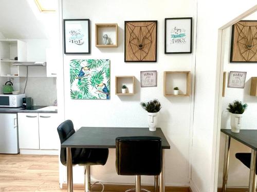 une cuisine avec une table et des chaises dans une pièce dans l'établissement BnGo I Le Douillet I Parc Tete d'Or, 2 personnes, Hypercentre Lyon, à Lyon