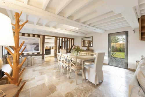 クリックブフにあるMaison Longere Beautiful House near Deauvilleのテーブルと椅子のあるダイニングルーム