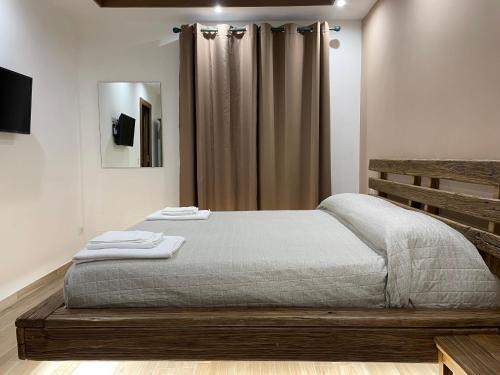 ヴィテルボにあるThe capital suiteのベッドルーム(ベッド1台、シャワー付)