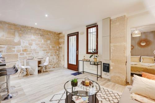 un salon avec un canapé et une table dans l'établissement Charmant 2 pièces - Plein Centre de Paris, à Paris