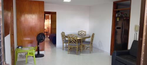 une salle à manger avec une table et des chaises dans une pièce dans l'établissement Apartamento al norte de Barranquilla, à Barranquilla
