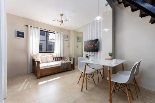 TV a/nebo společenská místnost v ubytování Entire Furnished 3BR House in Central Cebu City with Parking and Washer